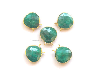 Piedra preciosa Esmeralda teñida de Plata de Ley 925 con conector de bisel de moda en forma de corazón facetado hecho a mano chapado en oro - Product Image 4