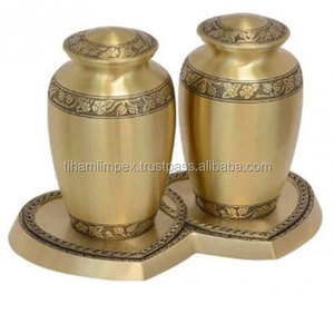 Compagnon Laiton Qualité supérieure Fabriqué à la main Manuellement et gravé Urne de crémation de qualité supérieure pour les cendres - Product Image 3