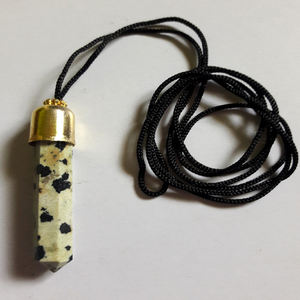 Colgante de Tapa de Lápiz con Piedra Preciosa de Jaspe Dálmata Hecha a Mano - Diseño Ovalado de Chakra de Nueva Era - Product Image 1