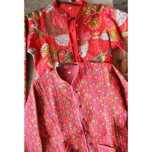 Echa un vistazo a nuestra hermosa colección de chaquetas Kanath para mujer - Product Image 1