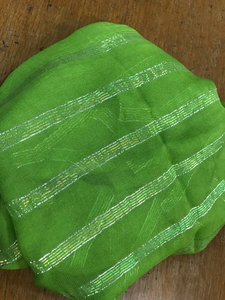 Écharpe en mousseline de soie carrée brillante de haute qualité pour adultes douce et lisse avec motif rayé populaire et poids léger pour l'été - Product Image 4