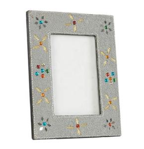 Cadre photo en bois gris patchwork avec perles décoratives - Product Image 1