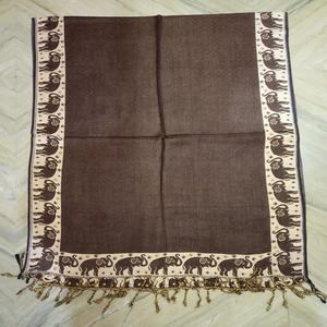 Vente en gros de nouvelles écharpes/châles de créateurs imprimés en viscose d'Inde Mix Prints avec motif de feuilles prix bon marché - Product Image 2