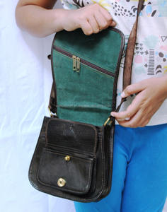 Sac à bandoulière vintage marron en cuir véritable petit sac à bandoulière fait à la main unisexe usage quotidien bureau messager un côté sac de voyage à bandoulière - Product Image 4