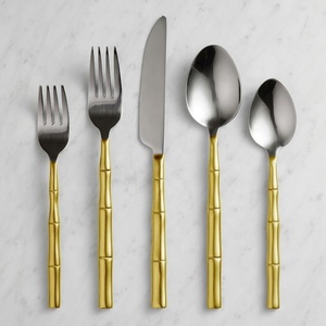 Juego de cubiertos de acero inoxidable, Mango en forma de bambú, espejo de Color dorado terminado por acentos Axiom para el hogar - Product Image 1
