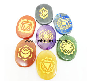 Ensembles de chakras de guérison en vrac en gros avec mascotte de gravure de technique de pierre précieuse sculptée de style Feng Shui - Product Image 1