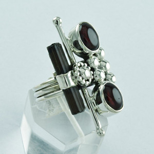 แหวนเงินแท้ 925 ประดับพลอยโกเมนและพลอยทูร์มาลีน ดีไซน์แบบนามธรรม เครื่องประดับส่งออกจากอินเดีย ขายส่งโดยตรงจากโรงงาน - Product Image 2