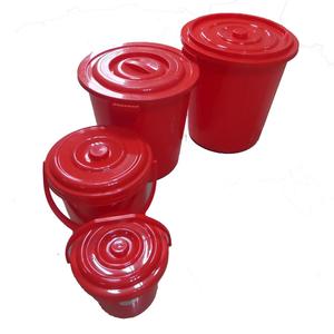 Seau à eau en plastique, objet domestique - Product Image 1