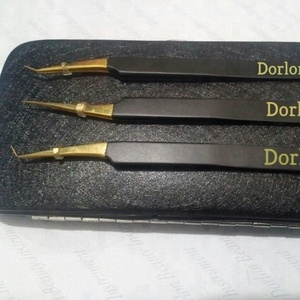 Pinzas para Extensión de Pestañas de Acero Inoxidable Japonés, Probadas a Mano, Color Negro Mate Dorado, con Estuche, Pinzas de 45 Grados y Puntiagudas - Product Image 1