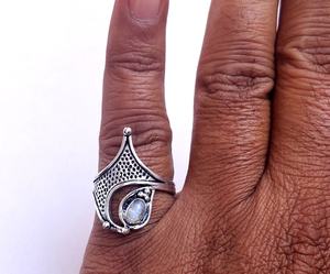 Bague bohème en argent faite à la main inspirée des bijoux en pierres précieuses tribales indiennes avec pierre de lune arc-en-ciel pour les anniversaires - Product Image 5