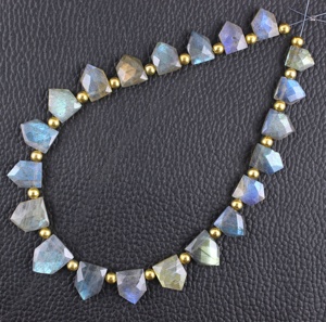 Labradorita de fuego azul Natural, cuentas de Briolette de piedras preciosas facetadas en forma de pentagón, de alta calidad, al por mayor - Product Image 2