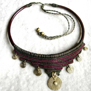 Collier tribal en spirale de laiton, macramé rouge foncé vert olive, fait main, magique - Product Image 1