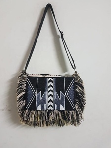 Bolso de hombro de estilo bohemio para mujer, bolso de cuentas de tela con patrón personalizado con bordado y decoración de borlas - Product Image 3