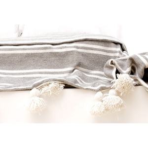 Manta de Lana Marroquí con Pompones, Blanca y Gris, Suave, Portátil, Tejida por Mujeres Nómadas, para Usar en Casa, Viajes, Hoteles y Picnic - Product Image 1