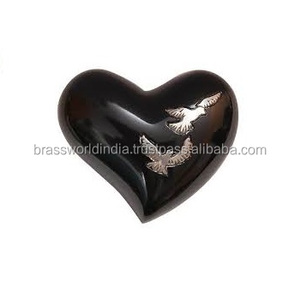Urne commémorative en forme de cœur par Brassworld, fournitures commémoratives indiennes - Product Image 1