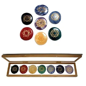 Juegos ovalados de Chakra para curación de Reiki y piedra curativa de cristal, cristal Natural, con grabado de Chakra, fabricante al por mayor