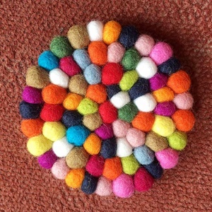 Dessous de plat FT2-006 en feutre de 2cm 200 grammes 100% laine néo-zélandaise écologique feutrée à la main par des femmes népalaises Artisans du Népal - Product Image 4