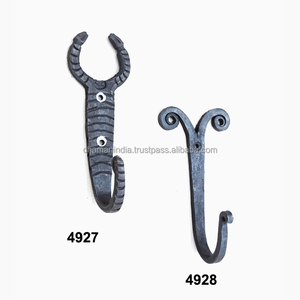 Crochet Mural Scorpion Forgé à la Main Noir Antique - Product Image 1