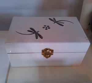 Caja de MDF con acabado lacado blanco y decoración de libélula, nácar - Product Image 1