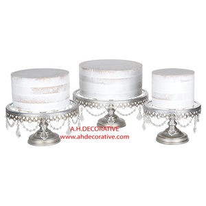 Présentoir à gâteau en métal de forme ronde avec base, finition dorée décorée de haute qualité, supports à gâteau en métal de style unique - Product Image 4