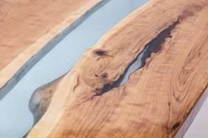 Meuble d'artiste design moderne Table basse en bois massif à bord vif avec résine époxy Table centrale à pied en métal - Product Image 4