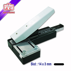 Perforateur métallique à 1 trou de style agrafeuse avec poignée argentée et base noire - Product Image 6