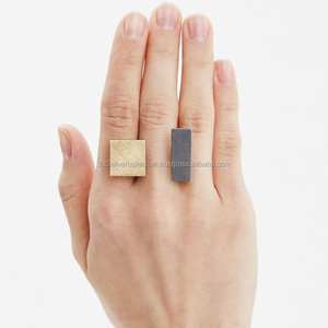 Bague de conception géométrique bicolore pour femmes élégantes Accessoire de mode tendance en laiton - Product Image 1