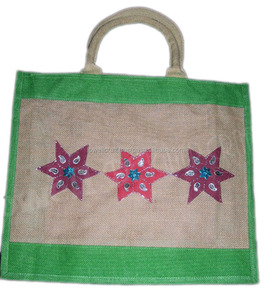 Sac fourre-tout en jute brodé d'étoiles Lowellcraft.com avec bordure verte, style bohème, fermeture ouverte, doublure Delhi - Product Image 1