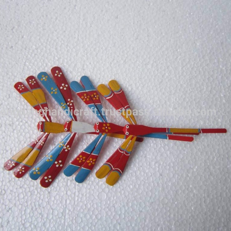 Разноцветные бамбуковые сбалансированные стрекозы Вьетнам