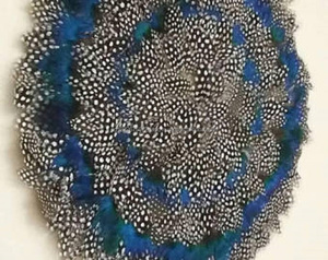 Coiffe de plumes tissée à la main authentique Décoration murale Original Bamileke Juju Hats pour la décoration intérieure - Product Image 4