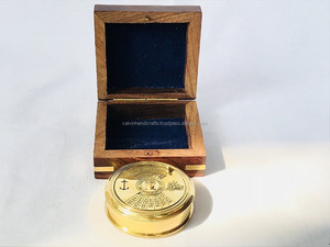 Boussole en laiton nautique-Boussole en laiton dans une boîte en bois marron Boussole de poche par Calvin Handicraft - Product Image 4
