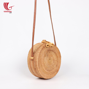 Sac d'été vintage rond en rotin pour la plage Style bohème pour femmes avec pompon Décoration faite à la main au Vietnam - Product Image 3