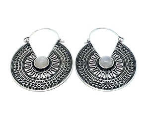 Boucles d'oreilles créoles en argent bohème élégantes pour femmes avec bijoux en laiton oxydé pierre de lune - Product Image 4