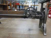Base de table à manivelle réglable en fer de 58 po de longueur avec dessus en bois ou en verre/industriel