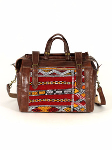 La mejor bolsa de viaje unisex de piel de becerro hecha a mano de diseño tradicional marroquí de Biyadina - Product Image 2