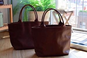 Sac fourre-tout Markhor en cuir pour femme Tan/Cognac avec fermeture éclair et doublure intérieure fait à la main pratique et facile à transporter modèle AV-0035 - Product Image 2