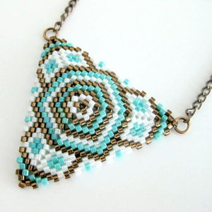 Collar con Colgante Triangular / Collar de Cuentas Hecho a Mano - Product Image 1