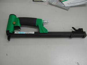 APLUS 95/16ALM, PISTOLET AUTOMATIQUE LONG MAGAZINE AIR STAPLE, 95 agrafe double déclenchement POUR LA SÉCURITÉ - Product Image 4