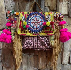 Bolso de Hombro Étnico para Mujer, con Patrón de Bordado, Estilo Indio Banjara, Moderno y Decorativo - Product Image 2