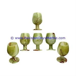 ユニークな装飾的なオニキスワイングラスゴブレットは、大理石、オニキス、石から作られています。天然石ワイングラス