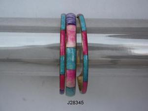 กำไลข้อมือลายวงสีสดใสประดับด้วยกระดูกบนฐานโลหะทองเหลือง และเครื่องประดับกำไลข้อมือลายกระดูก - Product Image 4