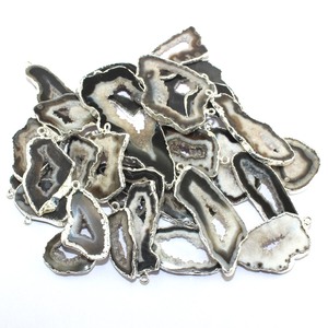 Tranche d'agate de géode noire naturelle connecteur druzy plaqué argent connecteur à boucle unique fait à la main pour boucle d'oreille et pendentif fourniture de bricolage - Product Image 1
