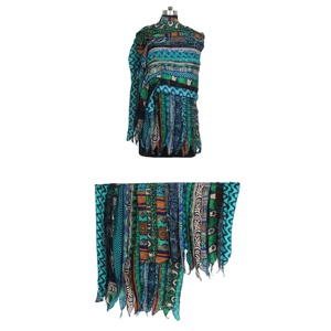 Longue écharpe sari en soie recyclée réversible vintage multicolore avec patchs indiens et rayures colorées - Product Image 1
