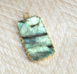 Vente en gros de pendentif en pierre précieuse en labradorite naturelle connecteur de pendentif tranchant en plaqué or pour collier - Product Image 2