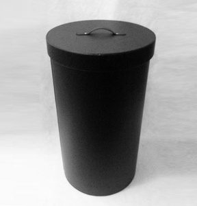 Cesta de ropa sucia con forma de cilindro negro - Product Image 1