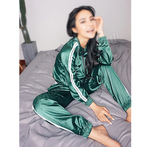 ชุดวอร์มผู้หญิงสีแดงไวน์แบบหรูหรา ผ้าซาติน แต่งแถบข้าง ซิปหน้า ชุดลำลอง ชุดออกกำลังกาย - Product Image 6