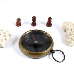 Colgante de brújula de latón antiguo, hecho a mano, con temática náutica, elegante, de aleación de metal y vidrio, estilo europeo, ideal para regalo. - Product Image 4