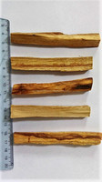 PALO SANTO PERUANO / BURSERA GRAVEOLENS / VARAS GRUESAS DE MADERA / 100% ORGÁNICO / COSECHADO DE MANEJA SOSTENIBLE / NATURAL / PERÚ
