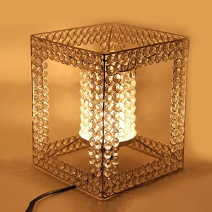 Lámpara de mesa de cristal de hierro de calidad superior de último diseño Borde de cristal de forma cuadrada con acabado de níquel plateado para decoración de hogar y oficina - Product Image 1