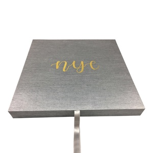 Caja de regalo Premium tailandesa de seda sintética con broche de papel reciclable de plástico de madera PE y MDF para portavelas y otros regalos Premium - Product Image 4